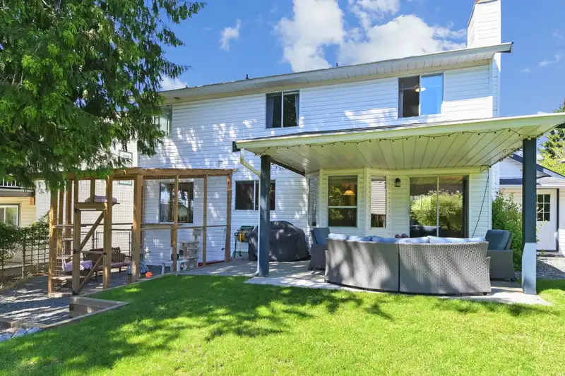 18066 61 AVENUE - photo 3 of 32