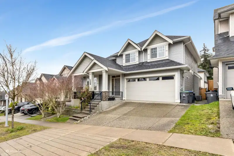 6082 145A STREET - photo 2 of 29