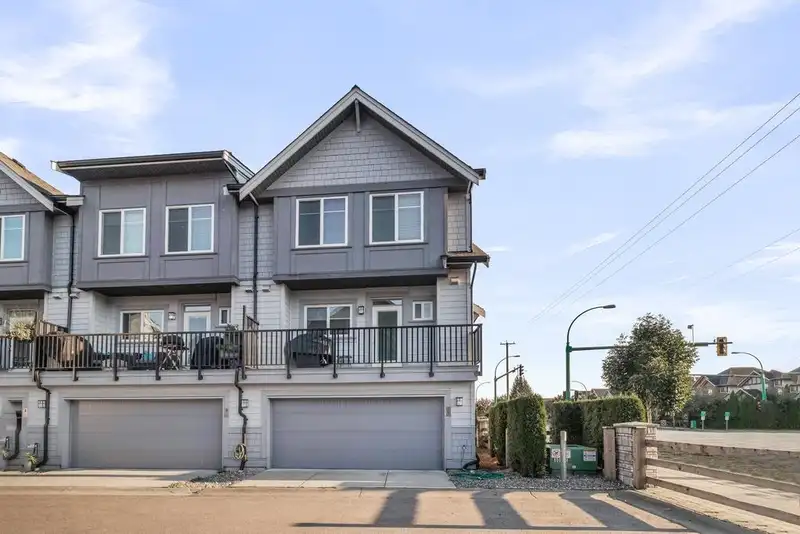 10 19239 70 AVENUE - photo 2 of 40