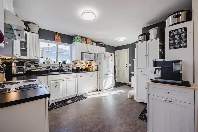 13225 87B AVENUE - photo 4 of 40