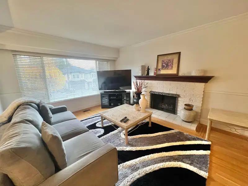 12542 GROVE CRESCENT - photo 4 of 31