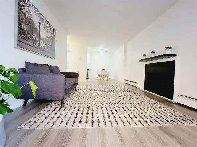 308 45749 SPADINA AVENUE - photo 1 of 17