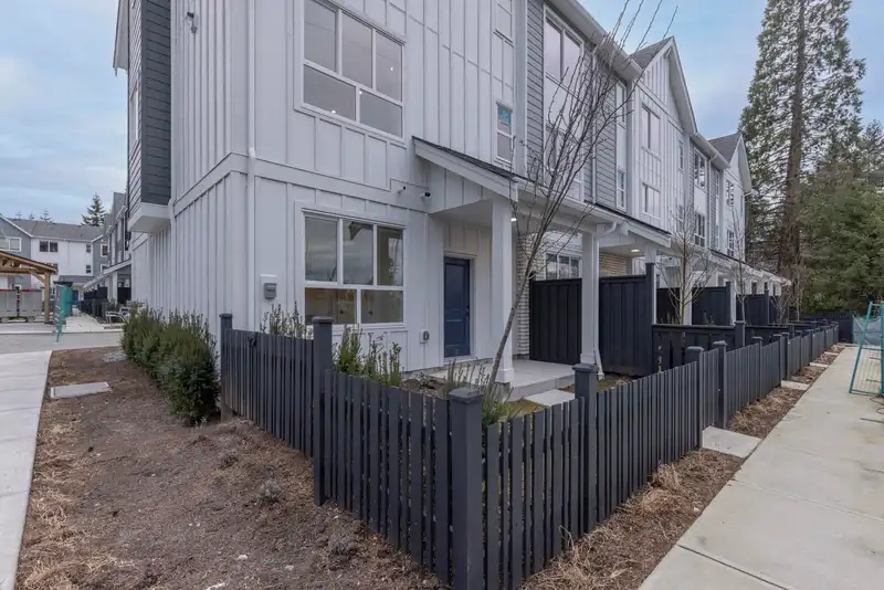 15 17458 100 AVENUE - photo 2 of 36