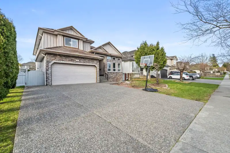 15079 67 AVENUE - photo 2 of 40