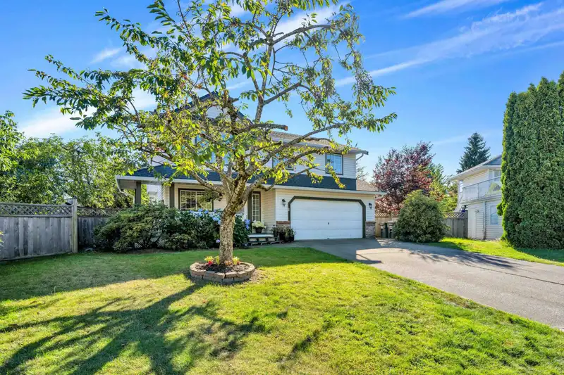 8115 157A STREET - photo 2 of 40