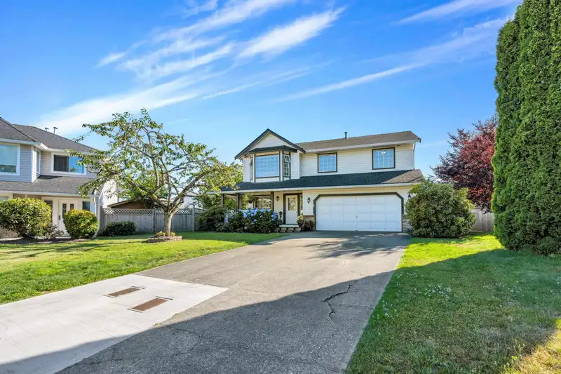 8115 157A STREET - photo 3 of 40