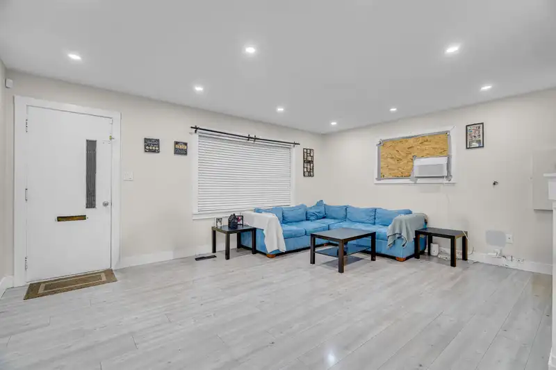 17834 60 AVENUE - photo 4 of 28