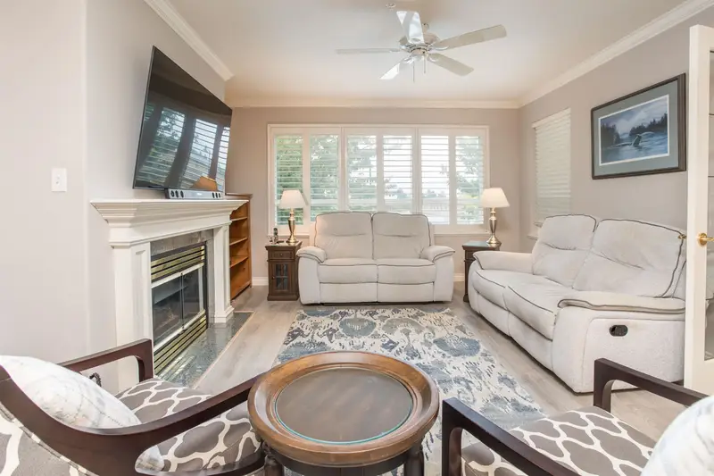 202 1250 55TH STREET - photo 4 of 25