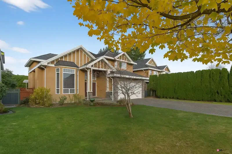 15425 111 AVENUE - photo 3 of 6