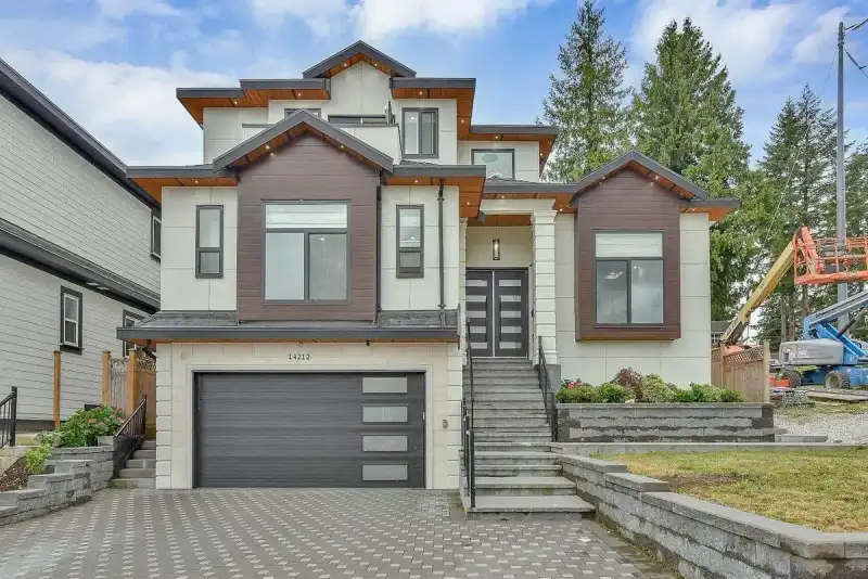 14212 114 AVENUE - photo 1 of 40
