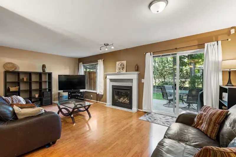 21 16016 82 AVENUE - photo 3 of 22