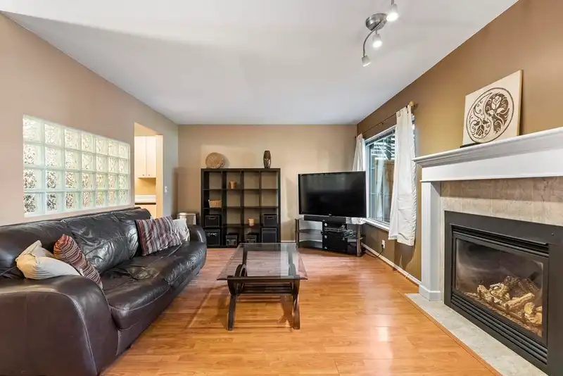 21 16016 82 AVENUE - photo 4 of 22