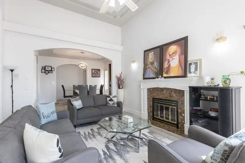 8298 151A STREET - photo 3 of 24