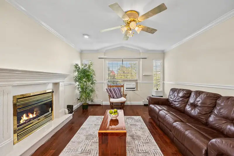 8038 156A STREET - photo 4 of 31