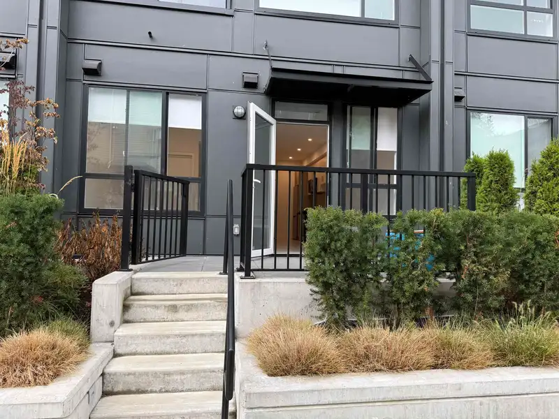 W111 13838 108 AVENUE - photo 2 of 12