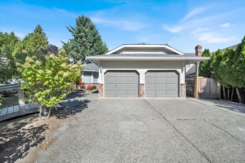 15747 92A AVENUE - photo 2 of 25
