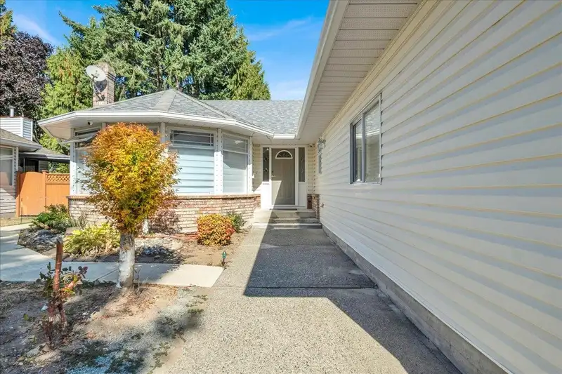 15747 92A AVENUE - photo 3 of 25