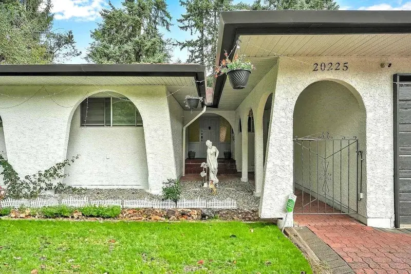 20225 40 AVENUE - photo 4 of 25