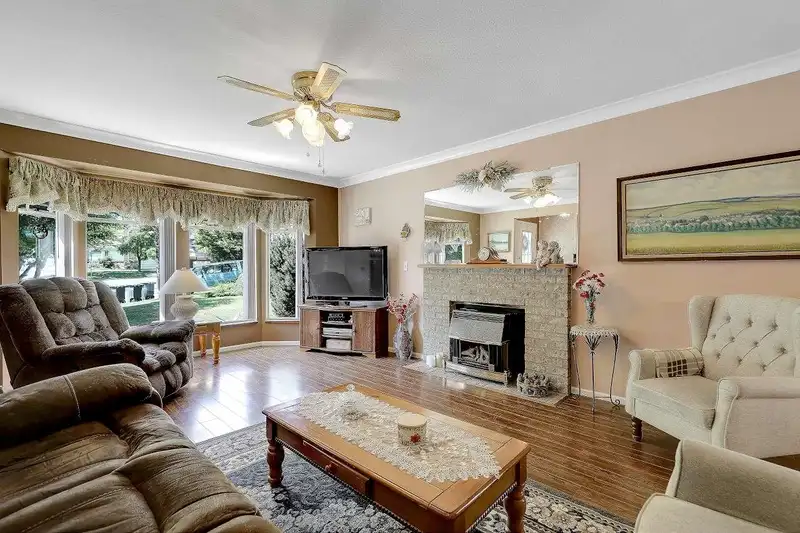 15965 89 AVENUE - photo 3 of 40
