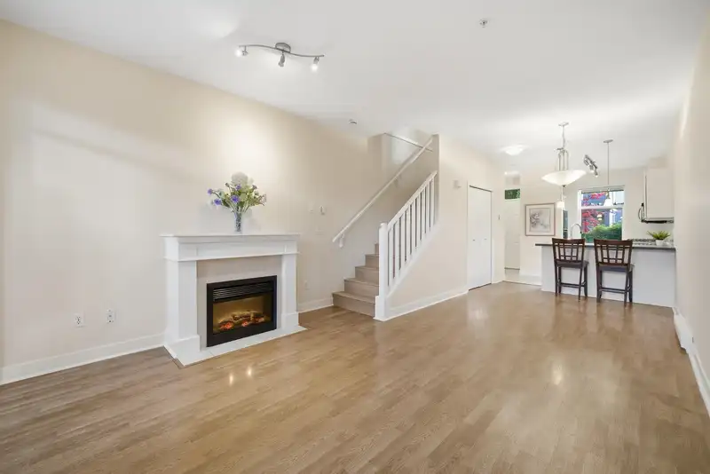 46 15353 100 AVENUE - photo 3 of 36