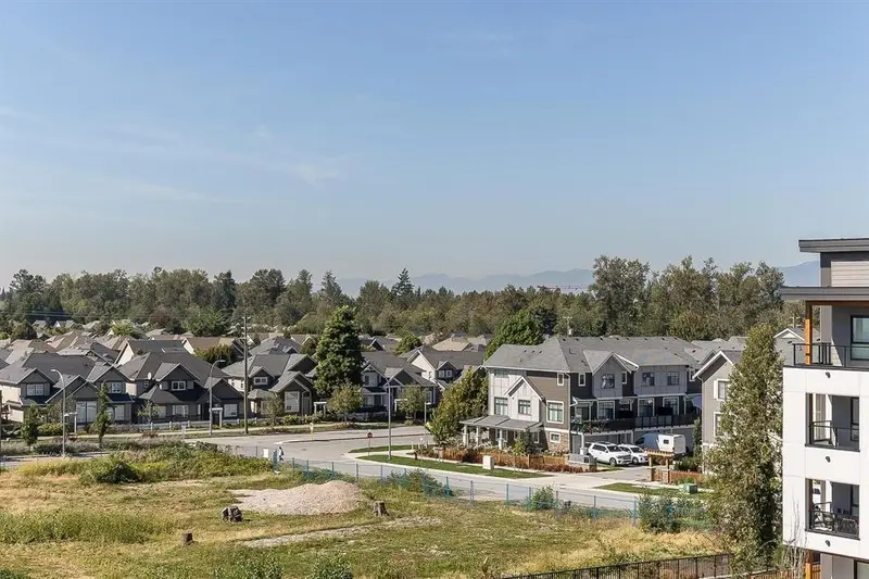 404 20286 72B AVENUE - photo 3 of 25