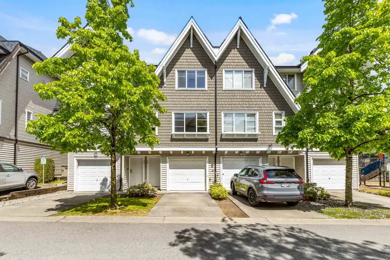 76 15871 85 AVENUE - photo 1 of 39