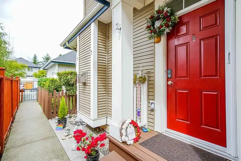 3 18055 70 AVENUE - photo 1 of 17