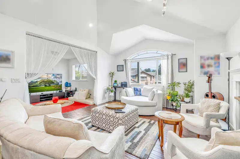 20558 122 AVENUE - photo 1 of 25