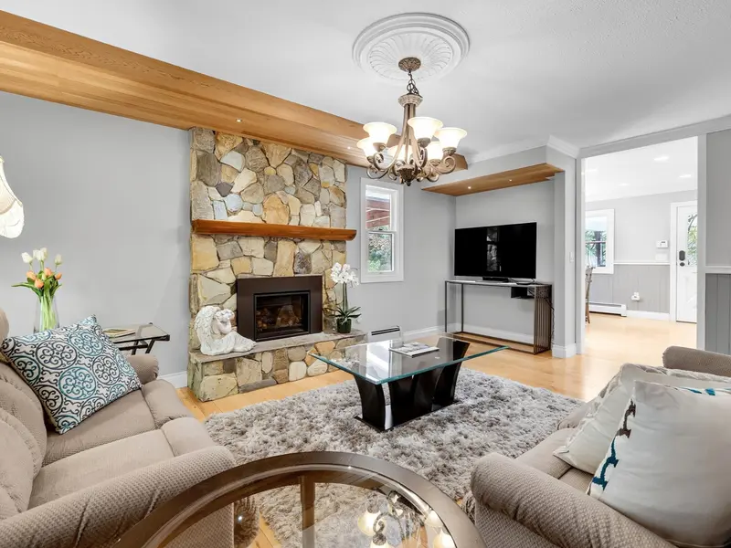 21004 43 AVENUE - photo 4 of 25