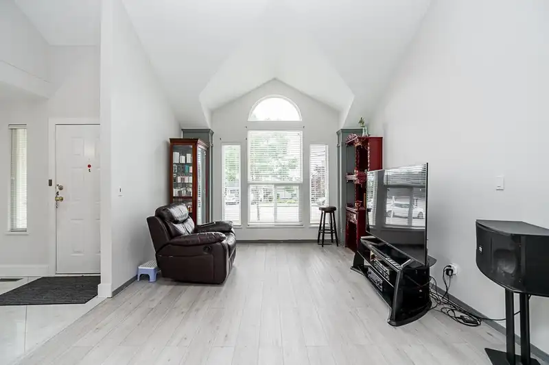 16089 80 AVENUE - photo 3 of 37