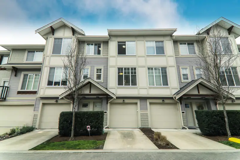 70 20498 82 AVENUE - photo 2 of 25