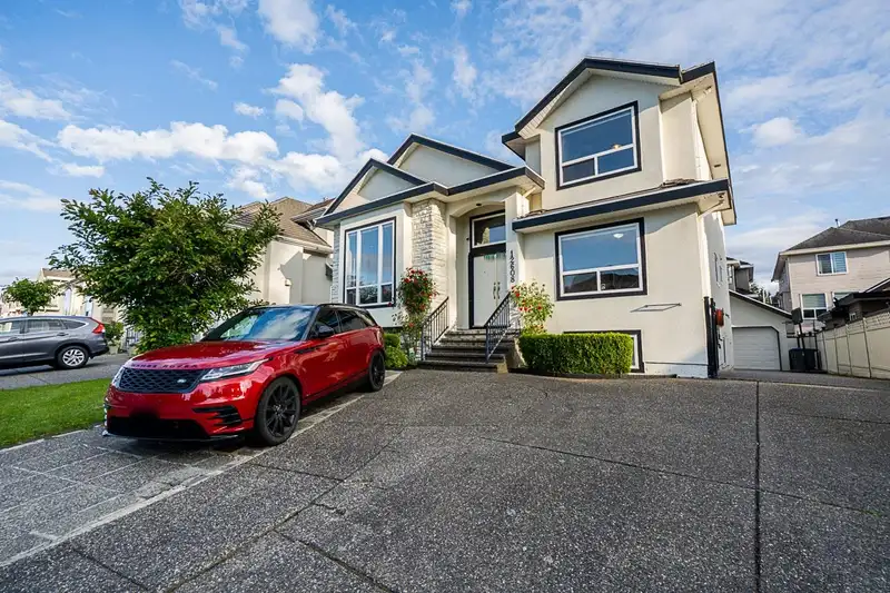 12608 67A AVENUE - photo 3 of 39