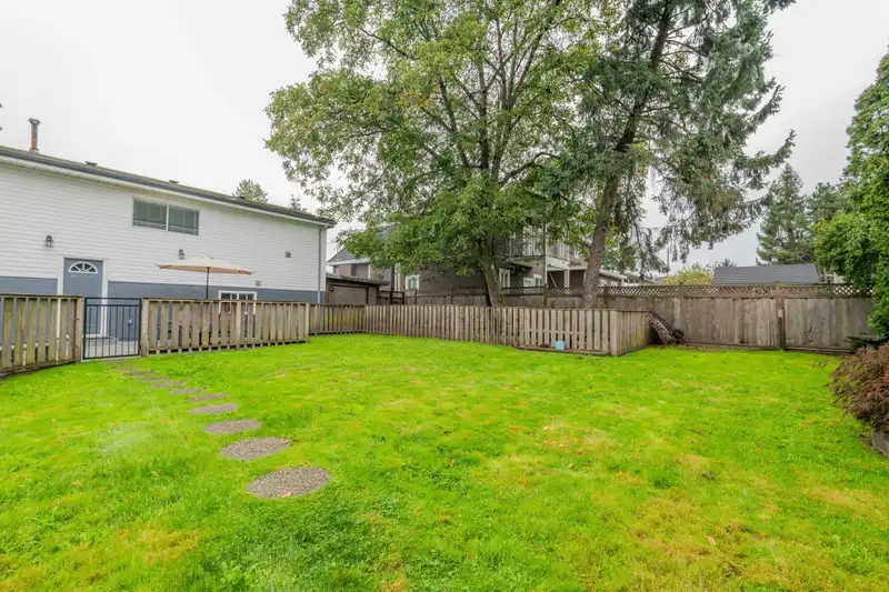 13131 110 AVENUE - photo 4 of 30