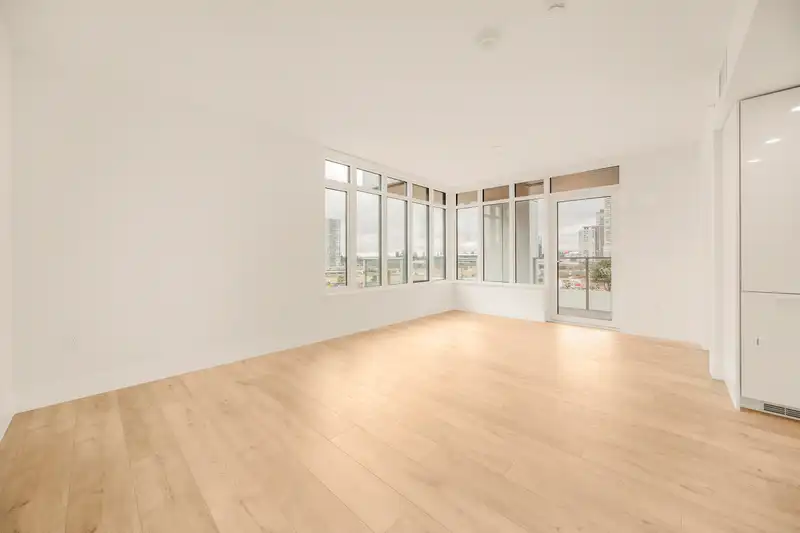 404 10428 WHALLEY BOULEVARD - photo 4 of 20