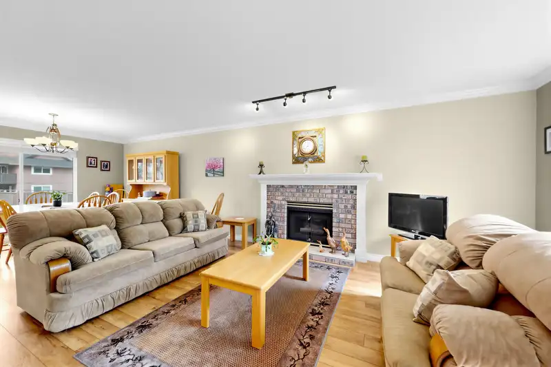 15929 88A AVENUE - photo 4 of 29