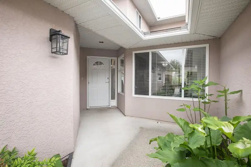 15501 89A AVENUE - photo 3 of 29