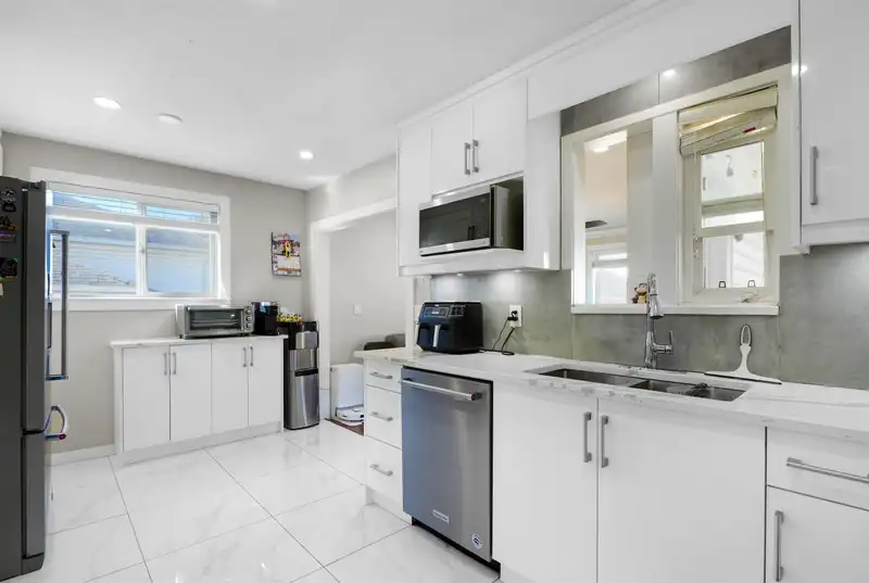 14217 67 AVENUE - photo 4 of 22