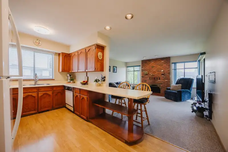14586 89 AVENUE - photo 4 of 37