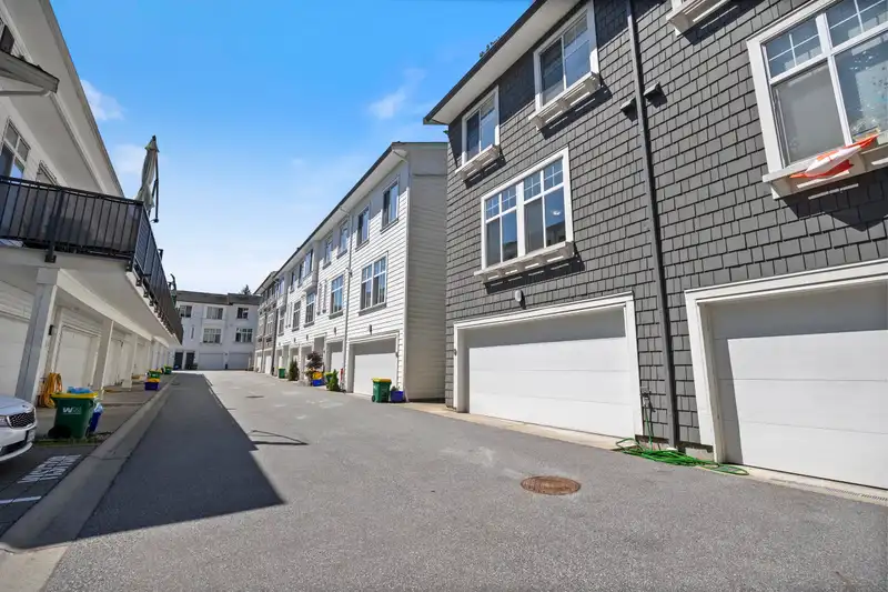 15 10433 158 STREET - photo 3 of 35