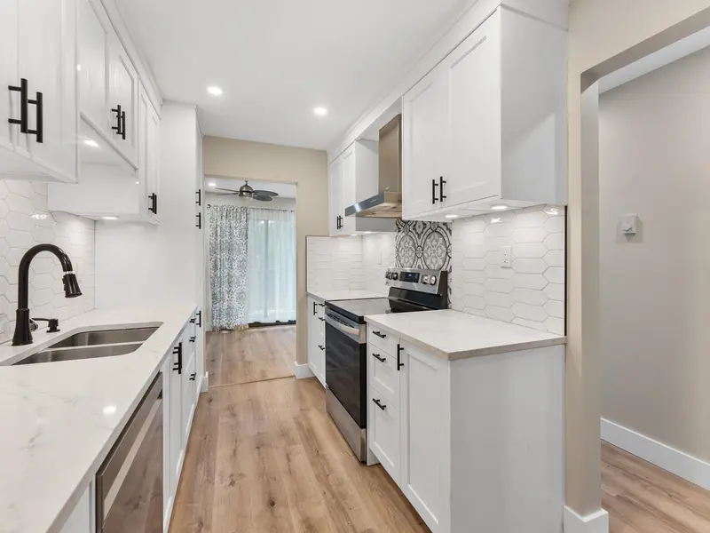 211 5191 203 STREET - photo 2 of 25