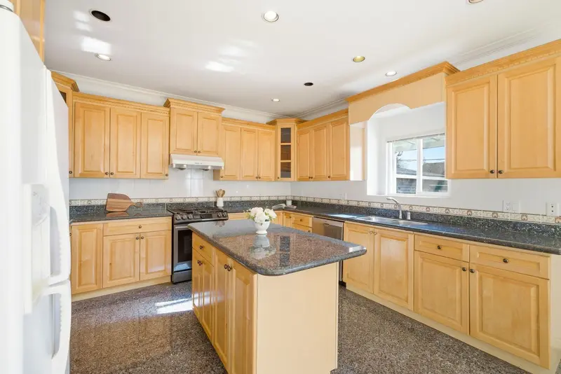 213 W 28TH STREET - photo 4 of 25