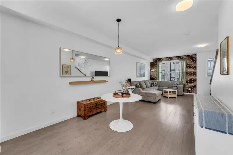 61 14838 61 AVENUE - photo 4 of 25