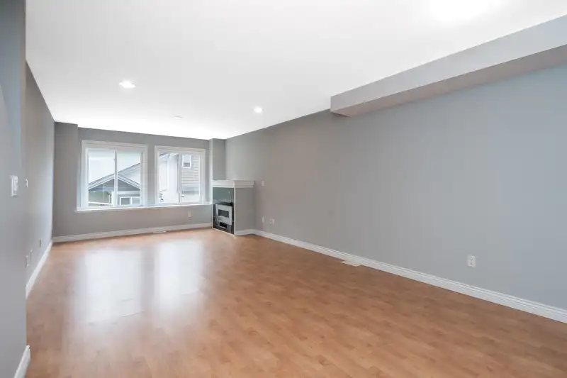 21 13360 KING GEORGE BOULEVARD - photo 4 of 31