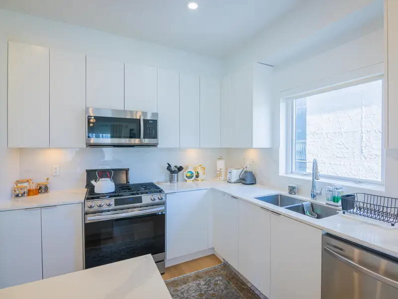 202 2331 KELLY AVENUE - photo 3 of 25