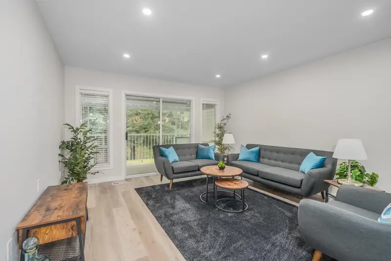 35 3055 TRAFALGAR STREET - photo 2 of 25