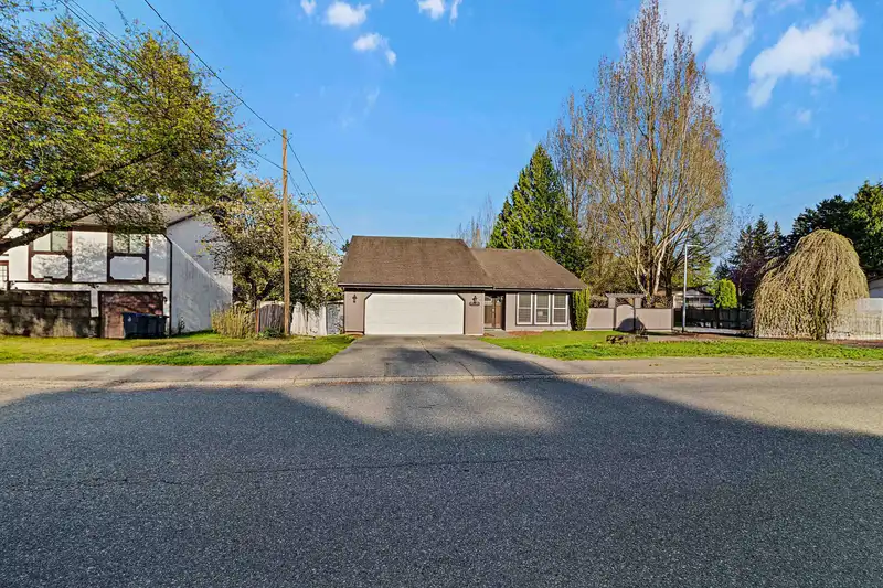 10230 158 STREET - photo 4 of 36