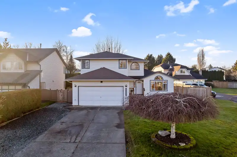 6323 171A STREET - photo 4 of 40