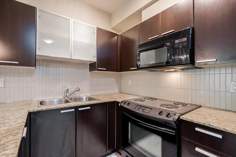 206 10455 UNIVERSITY DRIVE - photo 4 of 37
