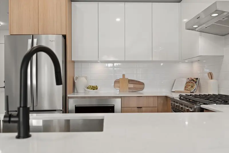 207 2277 HAWTHORNE AVENUE - photo 4 of 25