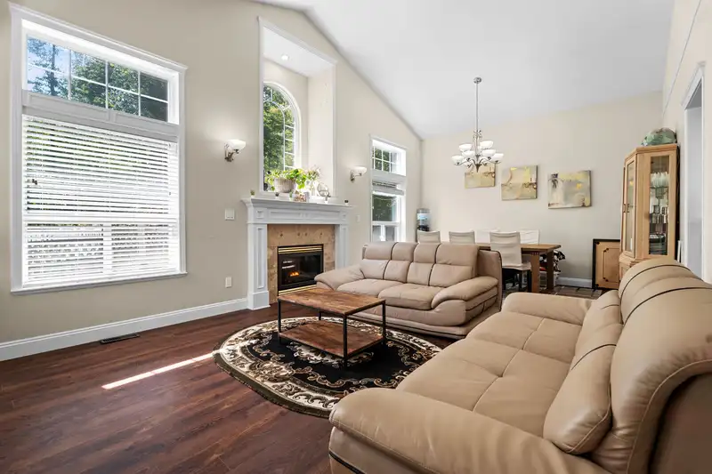 16208 93A AVENUE - photo 4 of 34